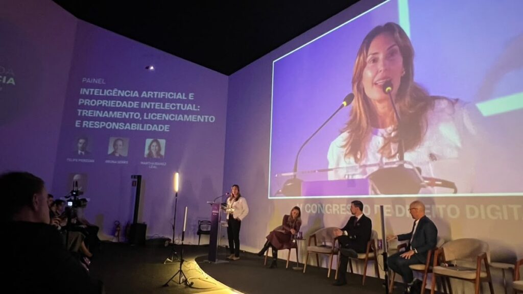 Martha Leal fala no painel sobre inteligência artificial e propriedade intelectual, no V Congresso de Direito Digital da OAB/RS