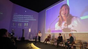 Martha Leal fala no painel sobre inteligência artificial e propriedade intelectual, no V Congresso de Direito Digital da OAB/RS