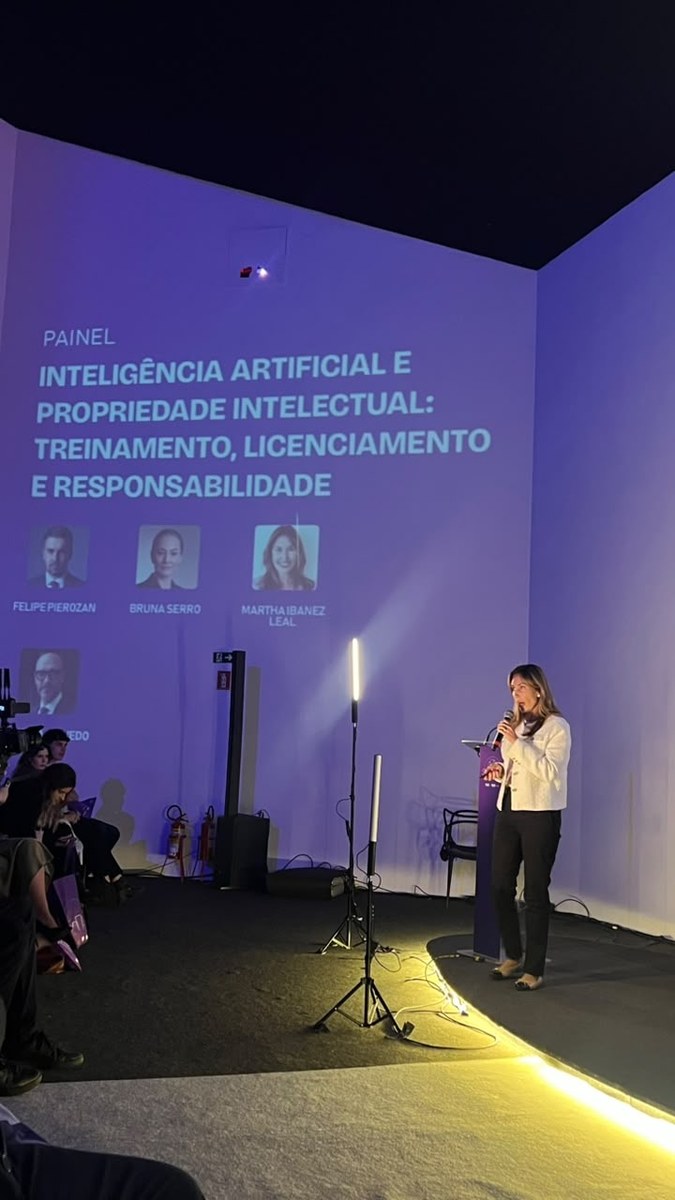 Martha Leal ao microfone durante o painel